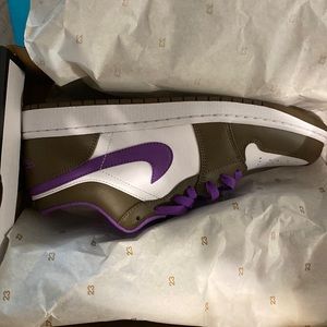 Air Jordan 1 low palomino/wild berry worn once like new